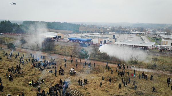 In this image taken with a drone Polish servicemen use a water cannon during clashes between migrants and Polish border guards at the Belarus-Poland border near Grodno, Belarus, on Tuesday, Nov. 16, 2021 - Sputnik International