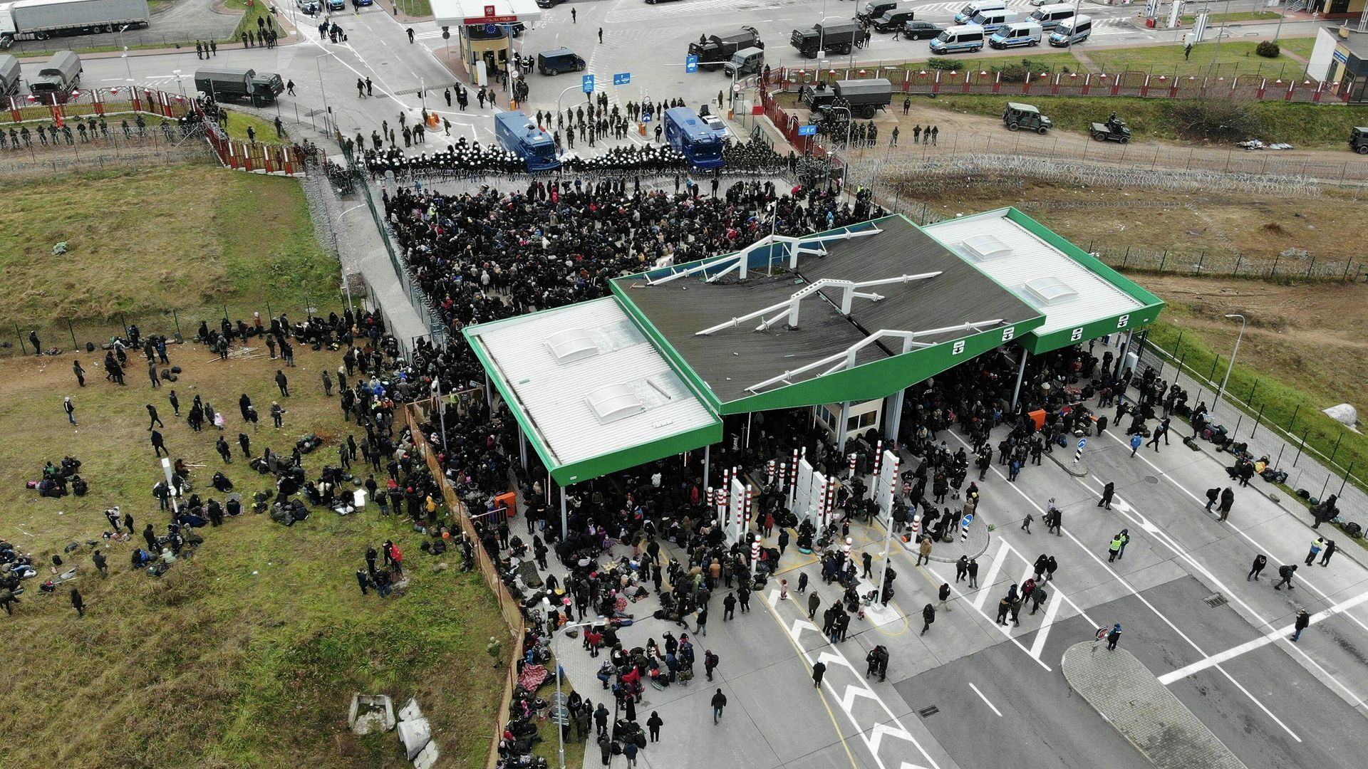 Migrants gather on the Belarusian-Polish border in an attempt to cross it at the Bruzgi-Kuznica Bialostocka border crossing in the Grodno Region, Belarus November 15, 2021 Migrants gather on the Belarusian-Polish border in an attempt to cross it at the Bruzgi-Kuznica Bialostocka border crossing in the Grodno Region, Belarus November 15, 2021 - Sputnik International, 1920, 14.11.2021