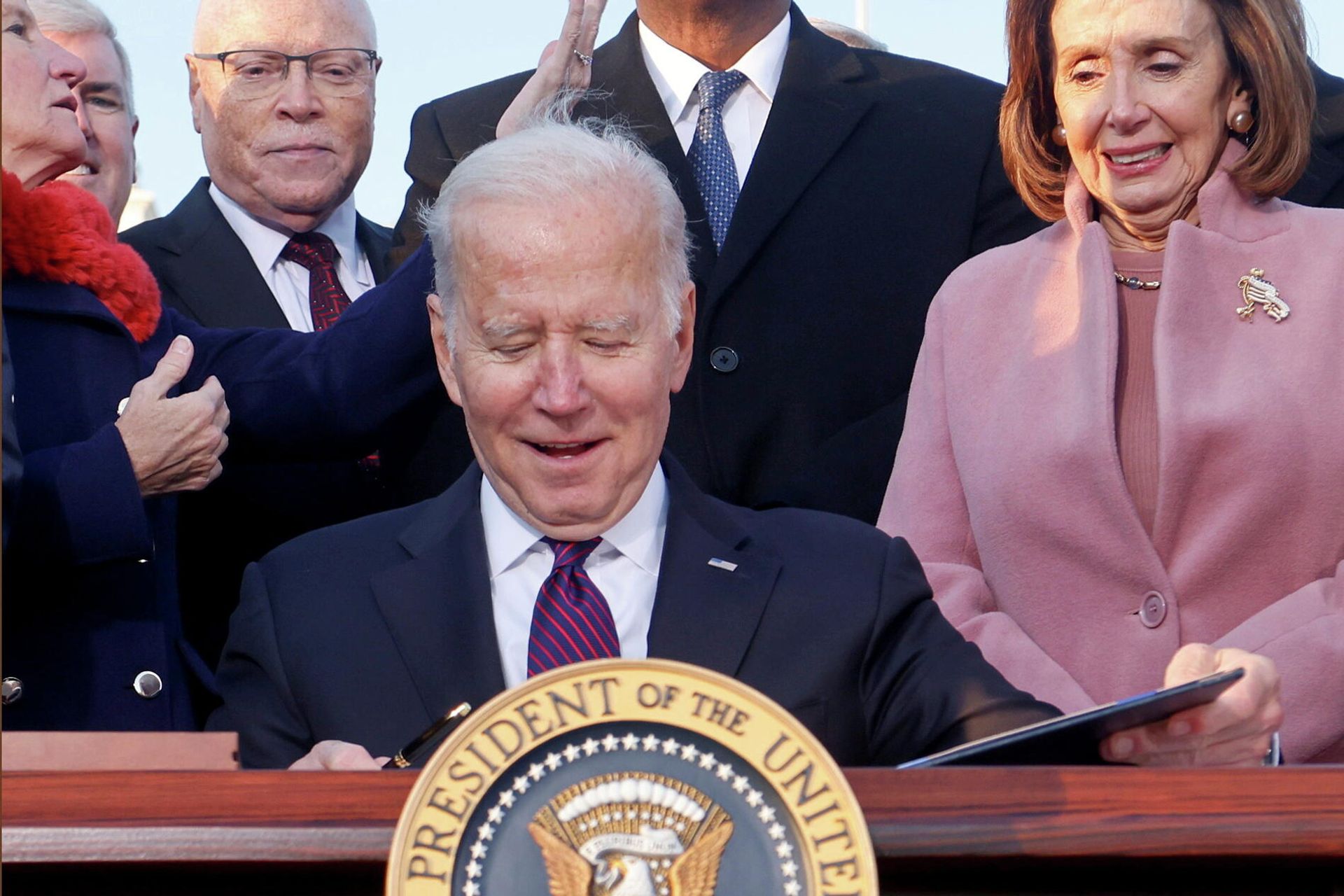 U.S. President Joe Biden celebrates with lawmakers including House Speaker Nancy Pelosi (D-CA) before signing the Infrastructure Investment and Jobs Act on the South Lawn at the White House in Washington, U.S. November 15, 2021. U.S. President Joe Biden celebrates with lawmakers including House Speaker Nancy Pelosi (D-CA) before signing the Infrastructure Investment and Jobs Act on the South Lawn at the White House in Washington, U.S. November 15, 2021. - Sputnik International, 1920, 17.11.2021