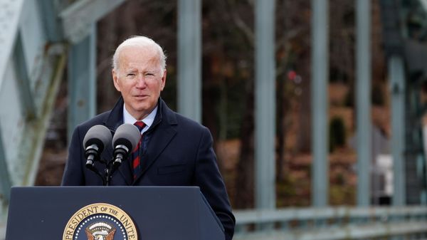 U.S. President Joe Biden delivers remarks on infrastructure construction projects from the NH 175 bridge across the Pemigewasset River in Woodstock, New Hampshire, U.S., November 16, 2021. - Sputnik International