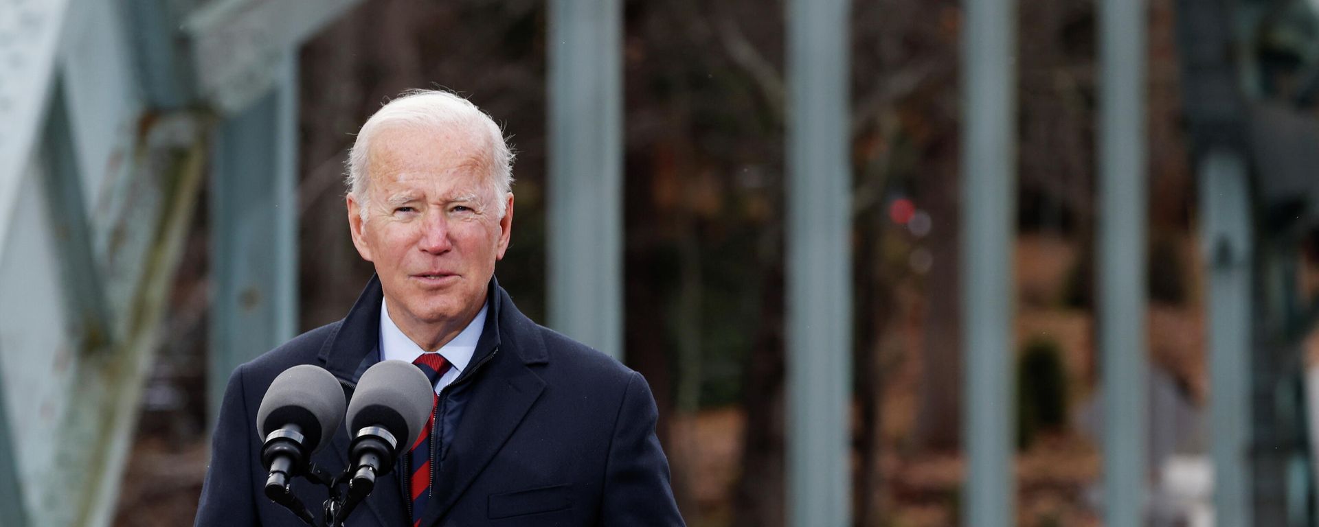 U.S. President Joe Biden delivers remarks on infrastructure construction projects from the NH 175 bridge across the Pemigewasset River in Woodstock, New Hampshire, U.S., November 16, 2021. U.S. President Joe Biden delivers remarks on infrastructure construction projects from the NH 175 bridge across the Pemigewasset River in Woodstock, New Hampshire, U.S., November 16, 2021. - Sputnik International, 1920, 16.11.2021