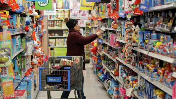 A shopper goes through a Walmart store ahead of the Thanksgiving holiday in Chicago, Illinois, U.S. November 27, 2019. A shopper goes through a Walmart store ahead of the Thanksgiving holiday in Chicago, Illinois, U.S. November 27, 2019. - Sputnik International