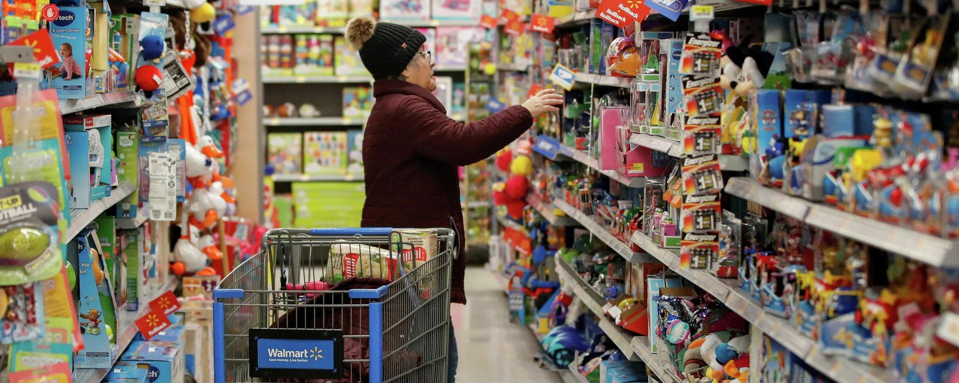 A shopper goes through a Walmart store ahead of the Thanksgiving holiday in Chicago, Illinois, U.S. November 27, 2019. - Sputnik International, 1920, 25.11.2021