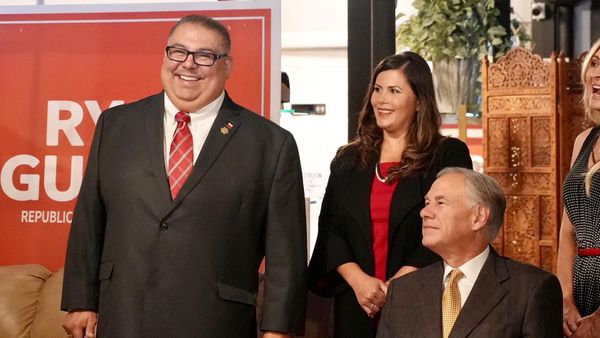 Texas State Representative Ryan Guillen with Texas Governor Greg Abbott on Novermber 15, 2021. - Sputnik International