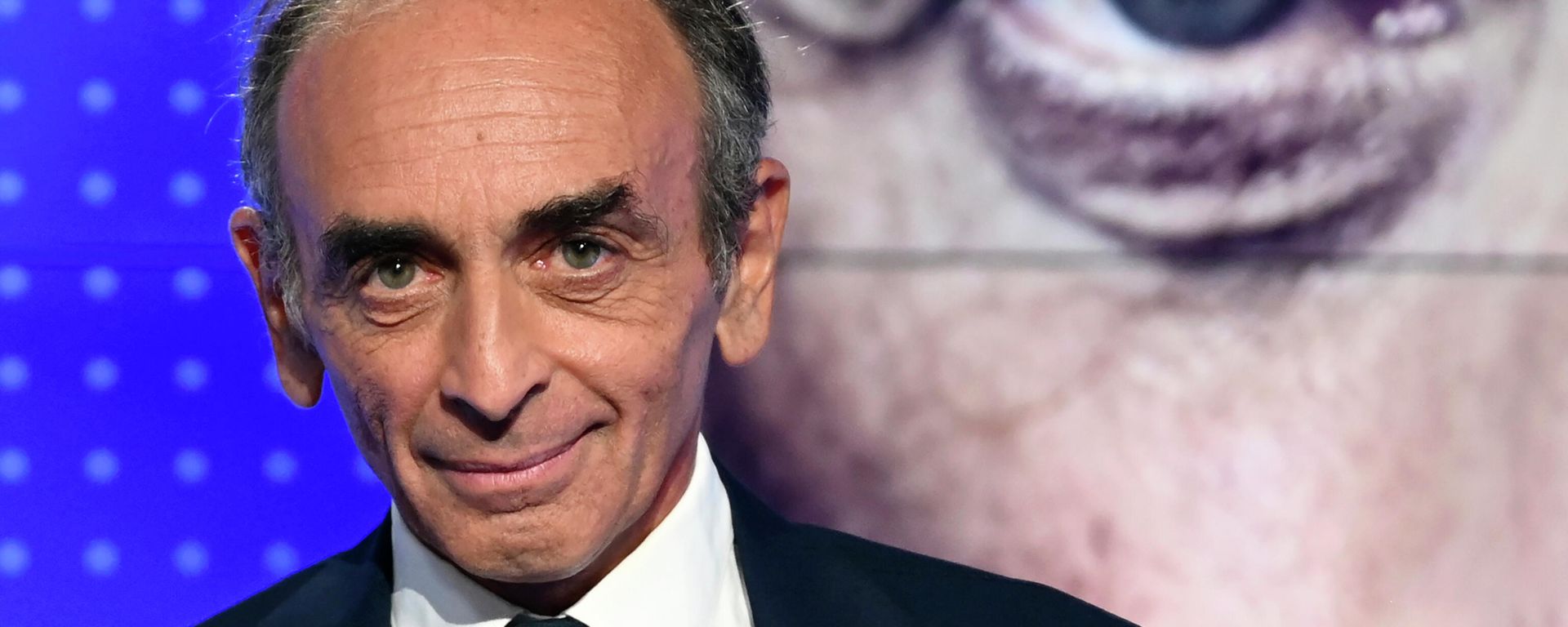 FILE - In this Sept.23, 2021 file photo, French far-right media pundit Eric Zemmour poses prior to a televised debate between French far-left leader, Jean-Luc Melenchon in Paris FILE - In this Sept.23, 2021 file photo, French far-right media pundit Eric Zemmour poses prior to a televised debate between French far-left leader, Jean-Luc Melenchon in Paris - Sputnik International, 1920, 05.12.2021