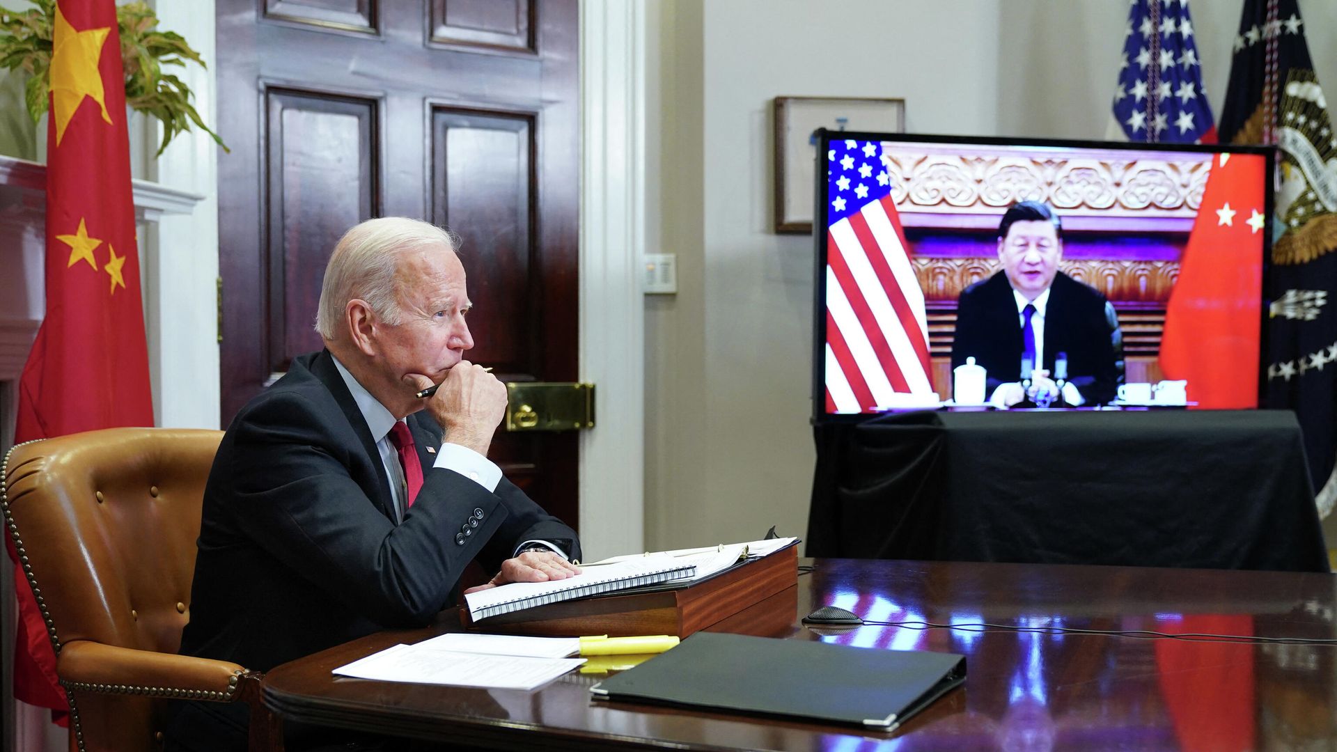 US President Joe Biden meets with China's President Xi Jinping during a virtual summit from the Roosevelt Room of the White House in Washington, DC, November 15, 2021. US President Joe Biden meets with China's President Xi Jinping during a virtual summit from the Roosevelt Room of the White House in Washington, DC, November 15, 2021. - Sputnik International, 1920, 17.11.2021