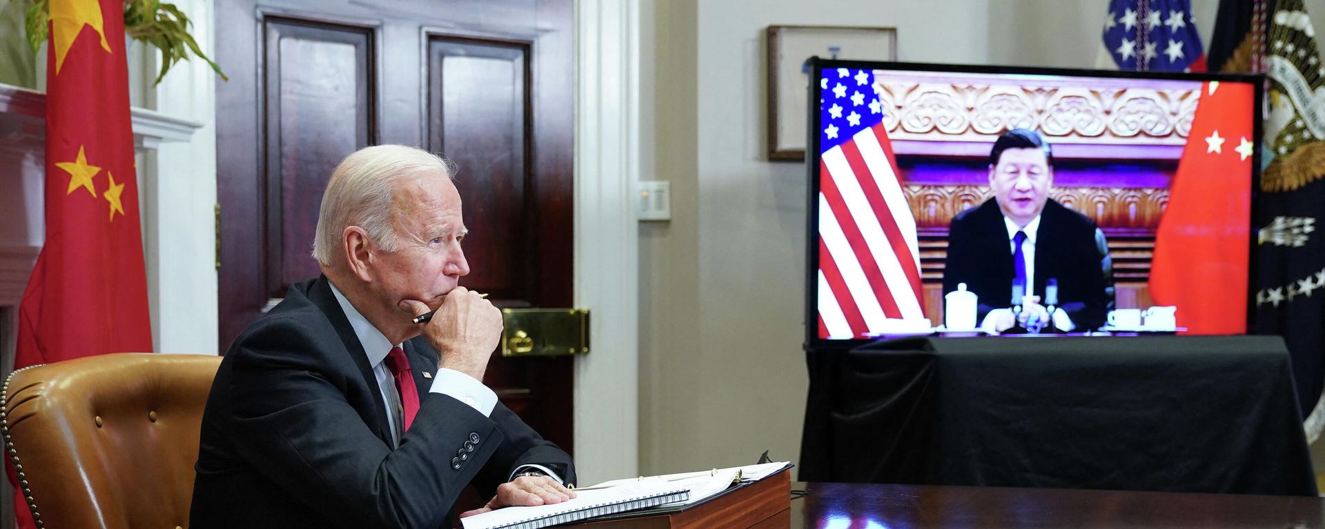 US President Joe Biden meets with China's President Xi Jinping during a virtual summit from the Roosevelt Room of the White House in Washington, DC, November 15, 2021. US President Joe Biden meets with China's President Xi Jinping during a virtual summit from the Roosevelt Room of the White House in Washington, DC, November 15, 2021. - Sputnik International, 1920, 17.11.2021