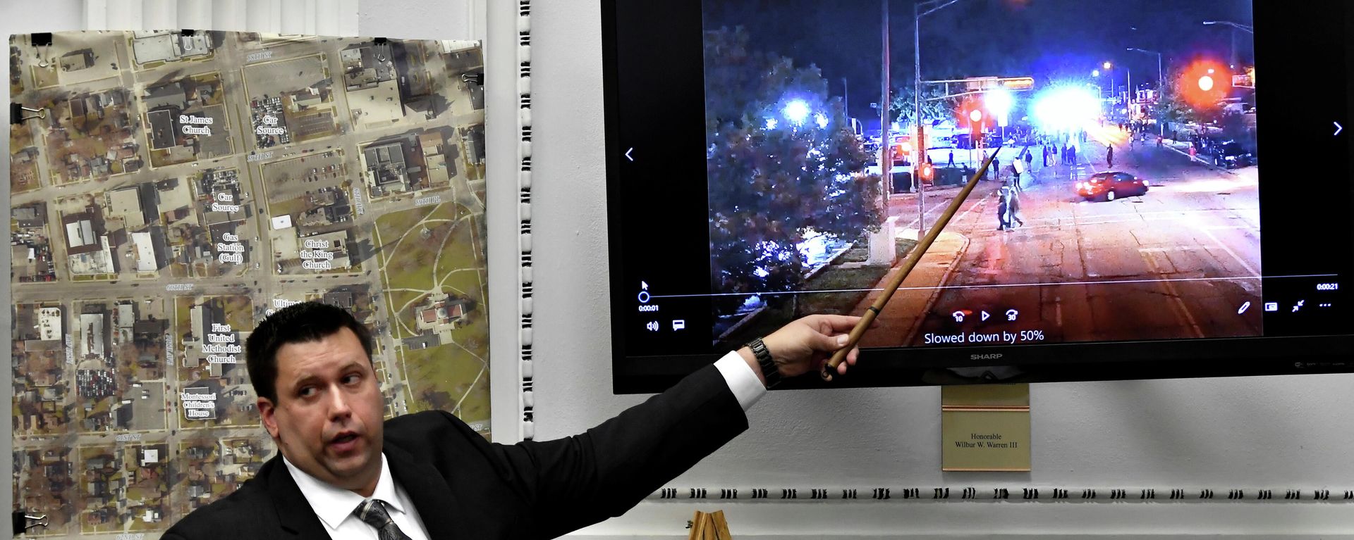 James Armstrong of the state crime lab points to drone video he digitally enlarged during Kyle Rittenhouse's trial at the Kenosha County Courthouse in Kenosha, Wisconsin, U.S., November 9, 2021. Sean Krajacic/Pool via REUTERS - Sputnik International, 1920, 17.11.2021