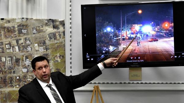James Armstrong of the state crime lab points to drone video he digitally enlarged during Kyle Rittenhouse's trial at the Kenosha County Courthouse in Kenosha, Wisconsin, U.S., November 9, 2021. Sean Krajacic/Pool via REUTERS - Sputnik International