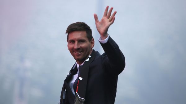 Lionel Messi waves to Paris Saint-Germain supporters Wednesday, Aug. 11, 2021 outside the Parc des Princes stadium in Paris Lionel Messi waves to Paris Saint-Germain supporters Wednesday, Aug. 11, 2021 outside the Parc des Princes stadium in Paris - Sputnik International