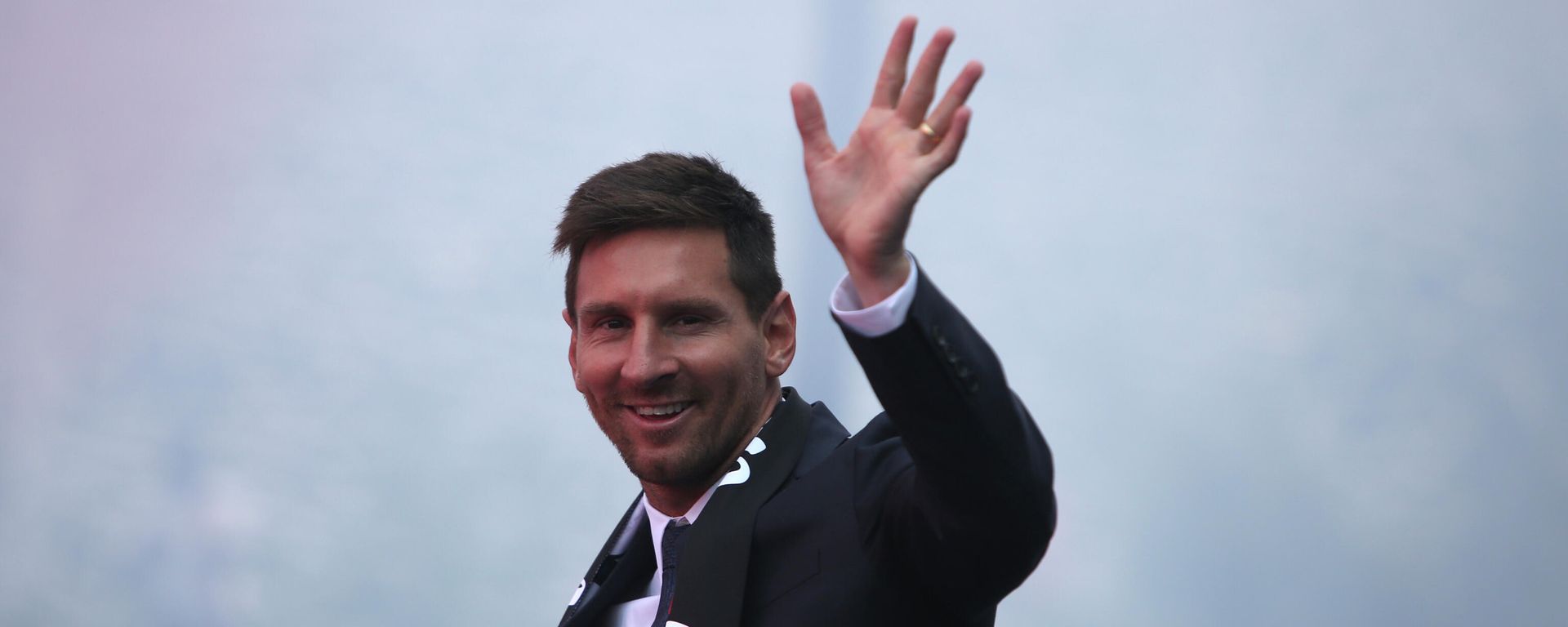 Lionel Messi waves to Paris Saint-Germain supporters Wednesday, Aug. 11, 2021 outside the Parc des Princes stadium in Paris - Sputnik International, 1920, 28.09.2022