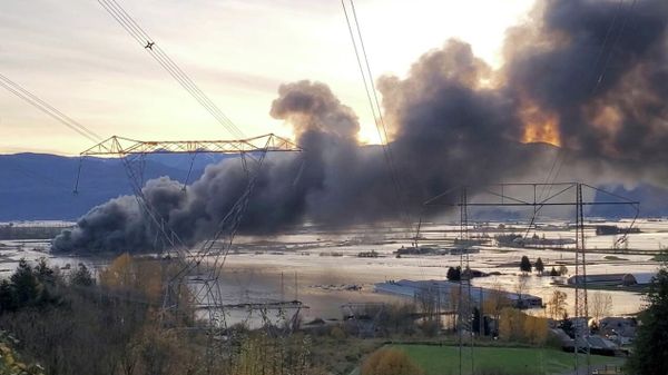Thick plume of smoke rises from a fire at a vehicle lot amid flooding in Abbotsford, British Columbia, Canada, November 17, 2021 - Sputnik International