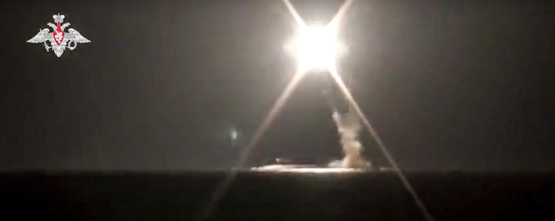 In this photo taken from video distributed by Russian Defense Ministry Press Service on Monday, Oct. 4, 2021, a new Zircon hypersonic cruise missile is launched by a submarine of the Russian navy from the Barents Sea In this photo taken from video distributed by Russian Defense Ministry Press Service on Monday, Oct. 4, 2021, a new Zircon hypersonic cruise missile is launched by a submarine of the Russian navy from the Barents Sea - Sputnik International, 1920, 18.11.2021