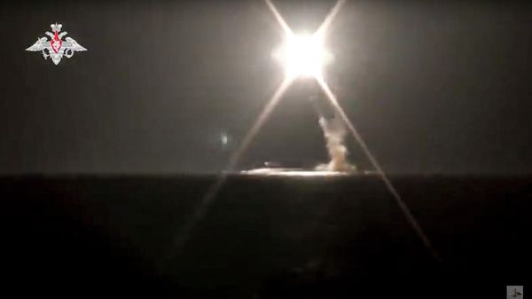 In this photo taken from video distributed by Russian Defense Ministry Press Service on Monday, Oct. 4, 2021, a new Zircon hypersonic cruise missile is launched by a submarine of the Russian navy from the Barents Sea - Sputnik International