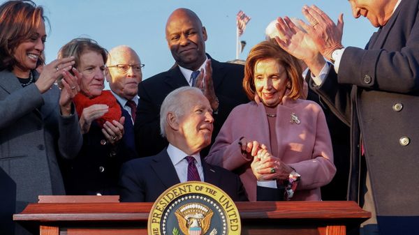 U.S. President Joe Biden celebrates with lawmakers including House Speaker Nancy Pelosi (D-CA) and Senate Majority Leader Chuck Schumer (D-NY) after signing the Infrastructure Investment and Jobs Act on the South Lawn at the White House in Washington, U.S. November 15, 2021 - Sputnik International