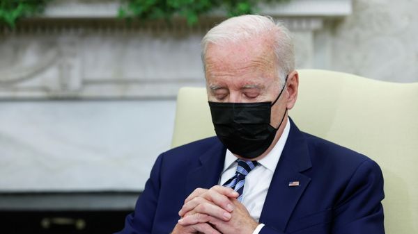 U.S. President Joe Biden welcomes Canada's Prime Minister Justin Trudeau (not pictured) in the Oval Office at the White House in Washington, U.S. November 18, 2021. - Sputnik International