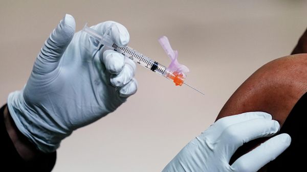 A member of the Philadelphia Fire Department administers the Johnson & Johnson COVID-19 vaccine to a person at a vaccination site setup at a Salvation Army location in Philadelphia, Friday, March 26, 2021. - Sputnik International