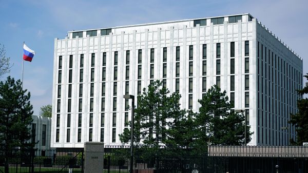 The Russian flag flies on the grounds of the Embassy of the Russian Federation in Washington, Thursday, April 15, 2021. - Sputnik International