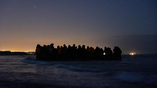 A group of 80 migrants get on one of the inflatable boats to cross the Channel towards England at night, near Wimereux, northern France, on October 16, 2021 - Sputnik International