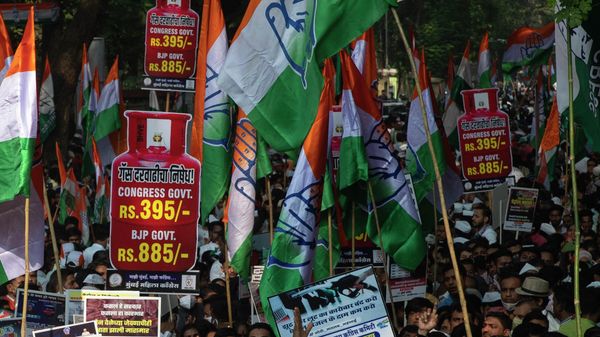 Supporters of India's main opposition Congress holds placards during a nationwide agitation against unemployment , inflation and price hike of essential commodities in Mumbai, India, Sunday, Nov. 14, 2021 - Sputnik International