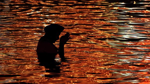 Sikh devotee takes holy dip (File) - Sputnik International