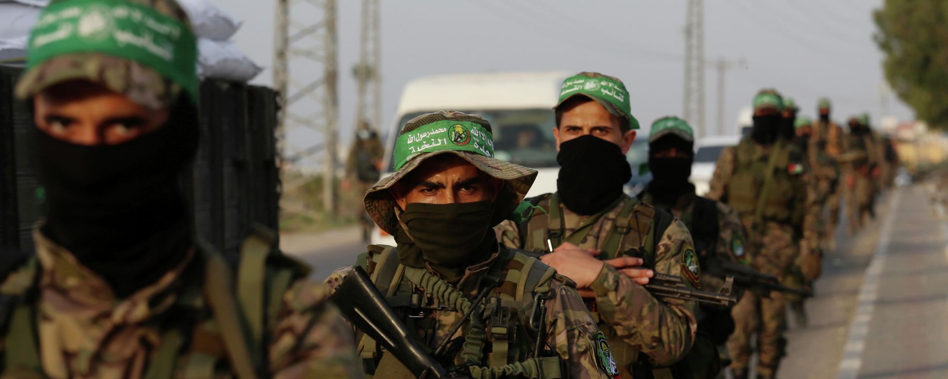 Masked militants from the Izzedine al-Qassam Brigades, a military wing of Hamas, march with their rifles along the main road of the Nusseirat refugee camp, central Gaza Strip, Thursday, 28 October 2021. Masked militants from the Izzedine al-Qassam Brigades, a military wing of Hamas, march with their rifles along the main road of the Nusseirat refugee camp, central Gaza Strip, Thursday, 28 October 2021. - Sputnik International, 1920, 04.07.2022
