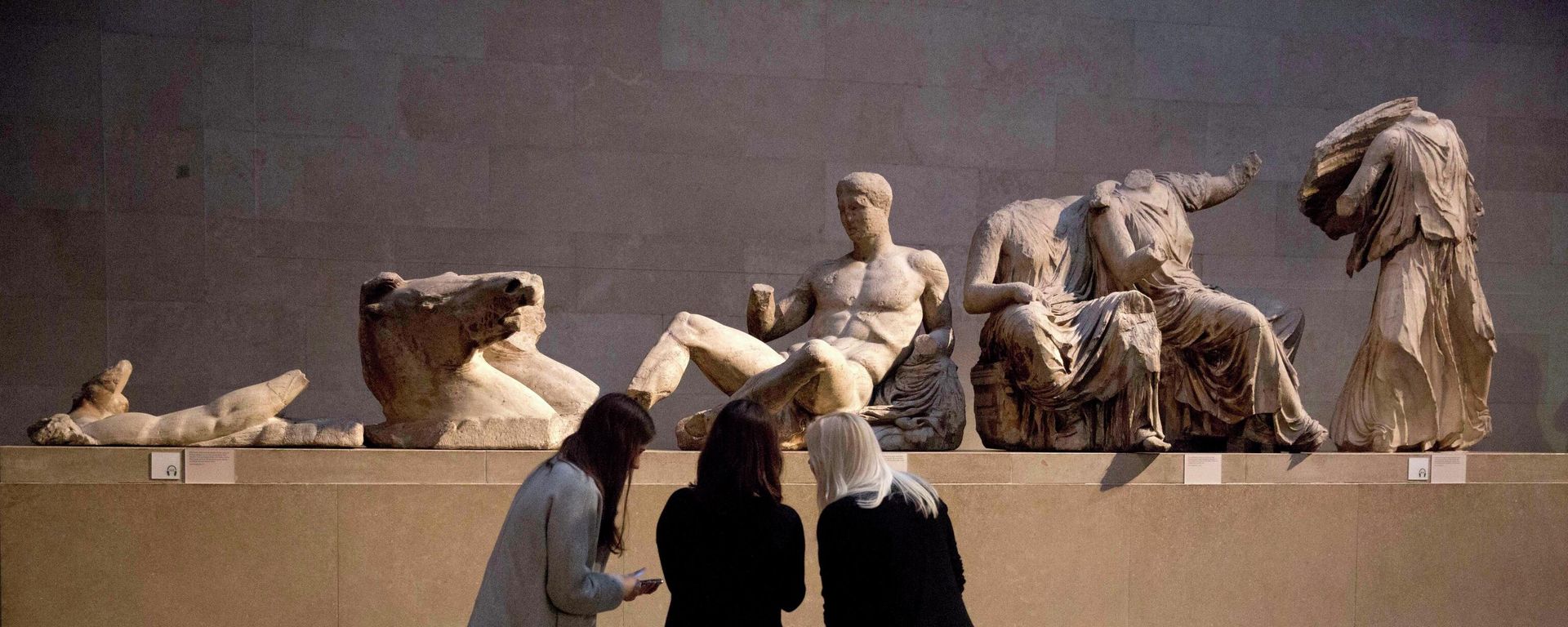 Women look at a statue of the Greek god Dionysus, part of the Parthenon Marbles Women look at a statue of the Greek god Dionysus, part of the Parthenon Marbles - Sputnik International, 1920, 22.11.2021