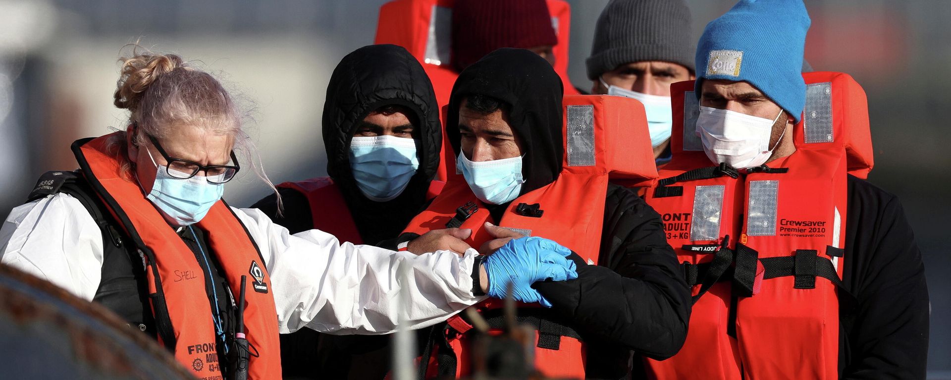 Migrants are escorted by Border Force staff into Dover harbour after crossing the channel in Dover, Britain, November 18, 2021 - Sputnik International, 1920, 23.11.2021