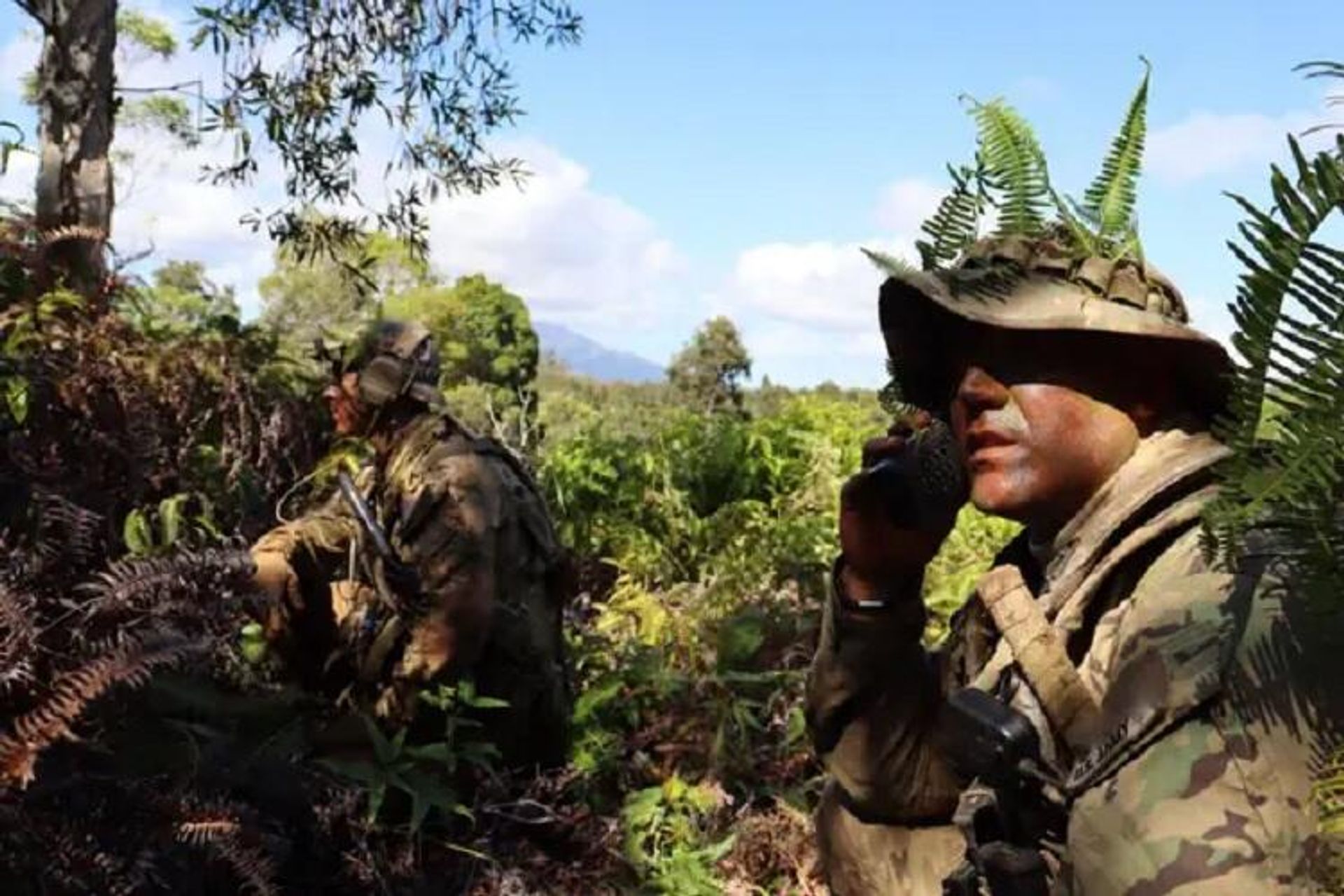 A Green Beret relays the coordinate of an enemy position during Exercise Lightning Forge on Oahu Island, October 18, 2021 - Sputnik International, 1920, 25.11.2021