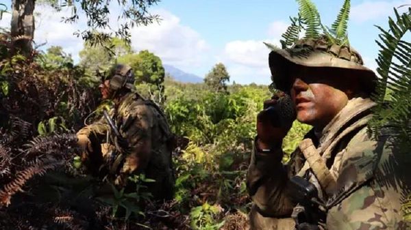 A Green Beret relays the coordinate of an enemy position during Exercise Lightning Forge on Oahu Island, October 18, 2021 - Sputnik International