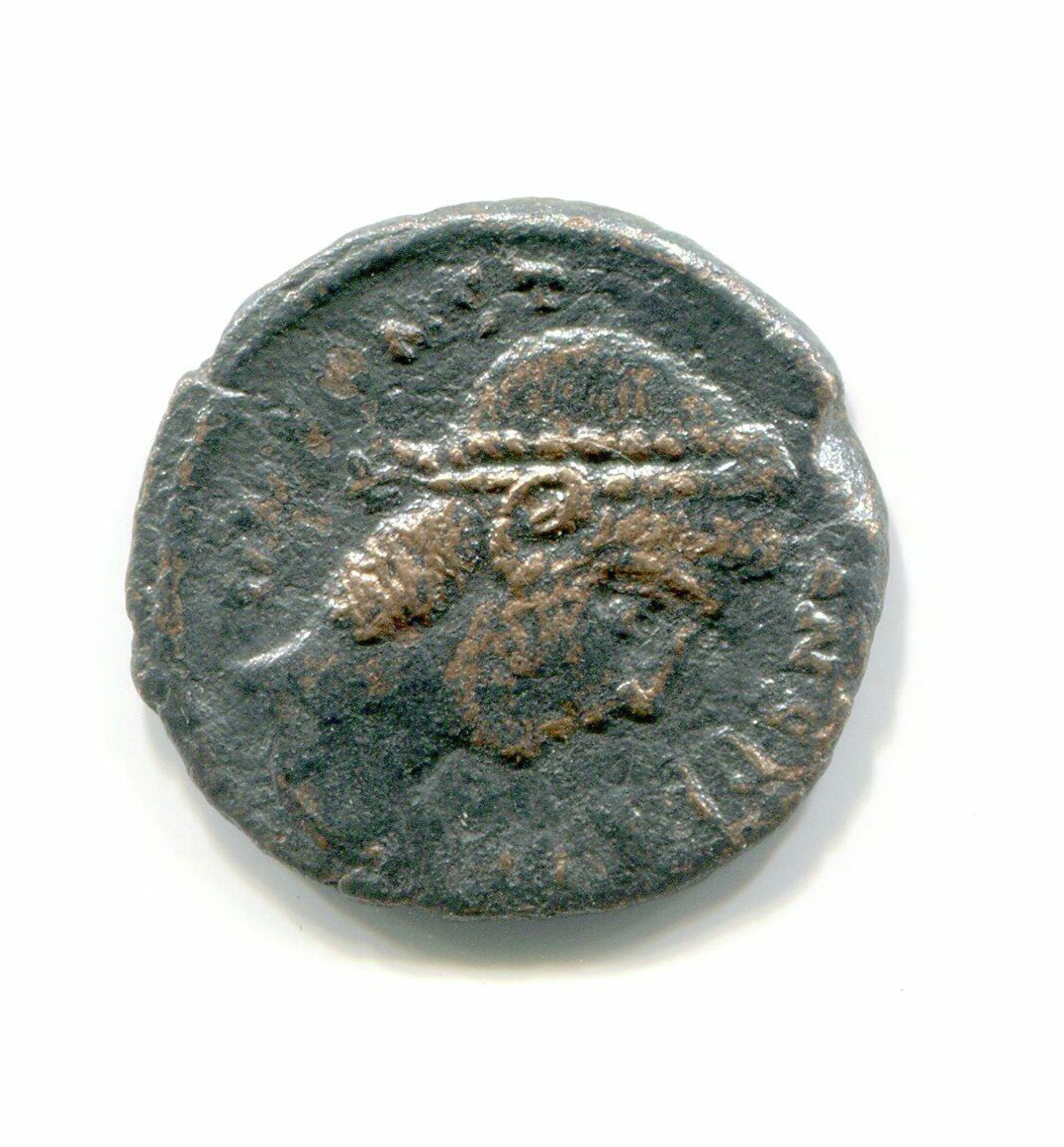 Coin discovered by archaeologist of the Kulikovo Battlefield Museum in a forest 10 km from the centre of Tula Coin discovered by archaeologist of the Kulikovo Battlefield Museum in a forest 10 km from the centre of Tula - Sputnik International, 1920, 19.11.2021