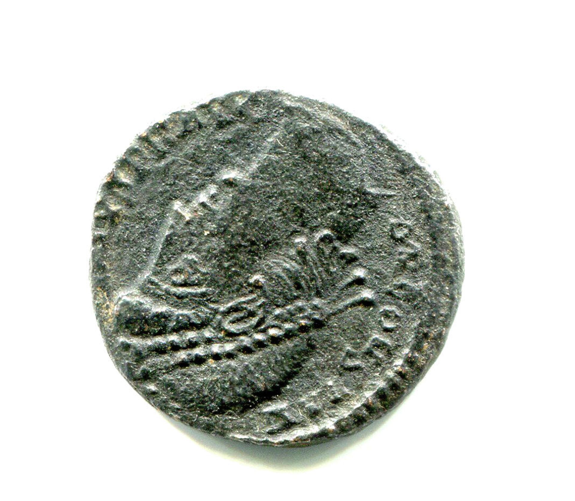 Coin discovered by archaeologist of the Kulikovo Battlefield Museum in a forest 10 km from the centre of Tula Coin discovered by archaeologist of the Kulikovo Battlefield Museum in a forest 10 km from the centre of Tula - Sputnik International, 1920, 19.11.2021
