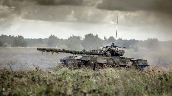 In this Sept. 17, 2017 file photo provided by the Polish Armed Forces General Command a tank takes part in the Dragon 17 exercise in Drawsko Pomorskie, Poland. - Sputnik International