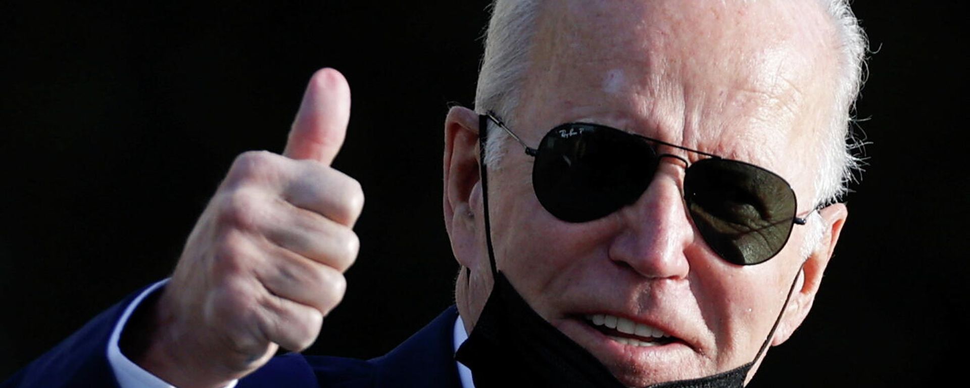 U.S. President Joe Biden gestures to reporters as he departs his annual physical at Walter Reed National Military Medical Center in Bethesda, Maryland, U.S. November 19, 2021. U.S. President Joe Biden gestures to reporters as he departs his annual physical at Walter Reed National Military Medical Center in Bethesda, Maryland, U.S. November 19, 2021. - Sputnik International, 1920, 19.11.2021