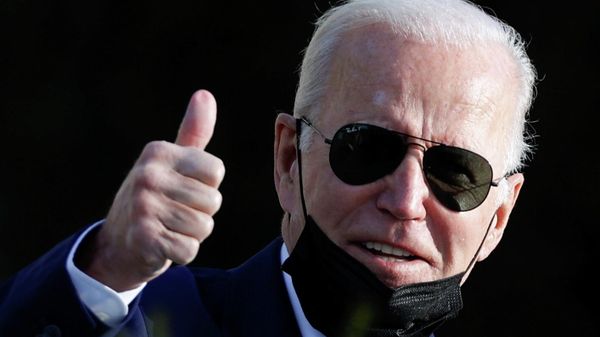 U.S. President Joe Biden gestures to reporters as he departs his annual physical at Walter Reed National Military Medical Center in Bethesda, Maryland, U.S. November 19, 2021. - Sputnik International