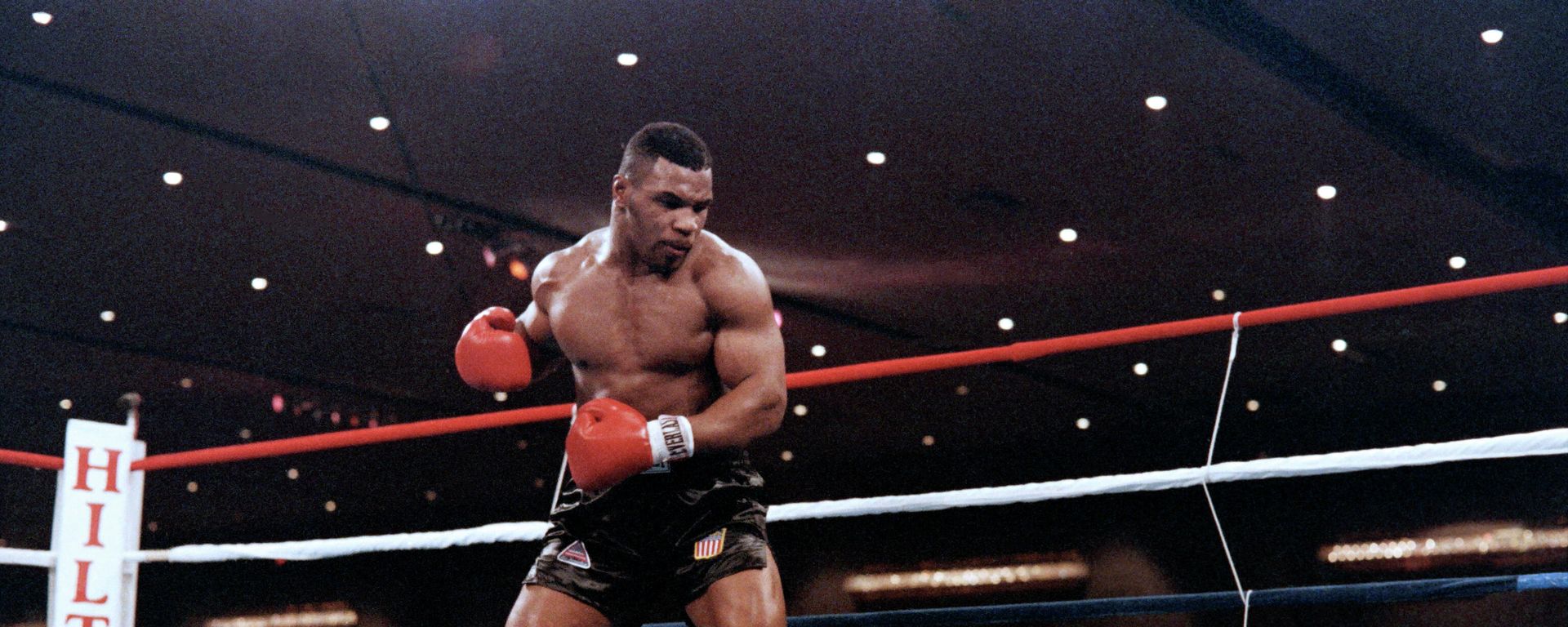 Mike Tyson (L) fights against heavyweight champion Trevor Berbick (R) to become the youngest heavyweight world champion in history on November 22, 1986 in Las Vegas. Mike Tyson (L) fights against heavyweight champion Trevor Berbick (R) to become the youngest heavyweight world champion in history on November 22, 1986 in Las Vegas. - Sputnik International, 1920, 20.11.2021