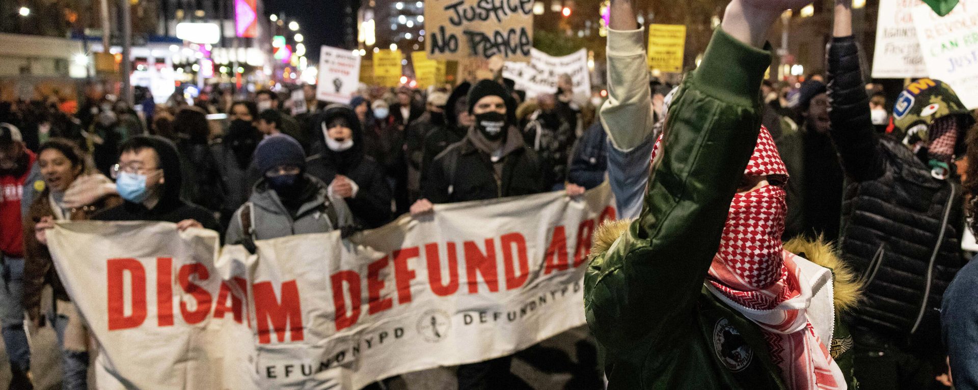 Demonstrators raise their fists while marching on the street during a protest against the Kyle Rittenhouse not-guilty verdict near the Barclays Center in New York on November 19, 2021 Demonstrators raise their fists while marching on the street during a protest against the Kyle Rittenhouse not-guilty verdict near the Barclays Center in New York on November 19, 2021 - Sputnik International, 1920, 20.11.2021