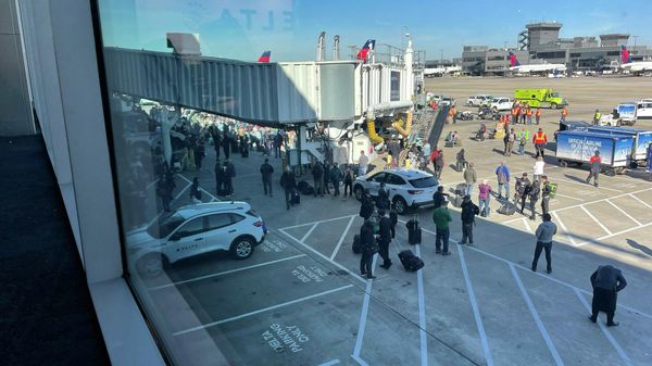 View from inside T terminal in Atlanta Airport after “accidental discharge” on November 20, 2021 - Sputnik International