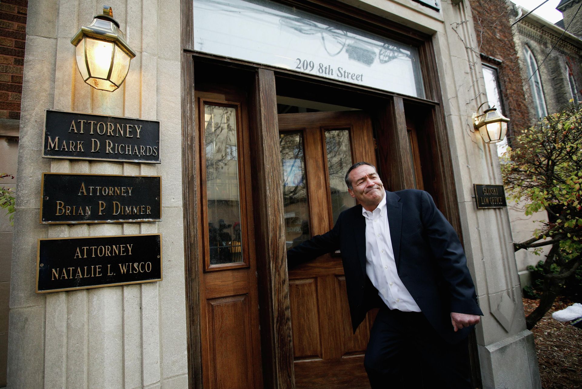 Mark Richards, Kyle Rittenhouse's lead attorney, enters his office building after attending a news conference in Racine, Wisconsin, U.S., November 19, 2021 Mark Richards, Kyle Rittenhouse's lead attorney, enters his office building after attending a news conference in Racine, Wisconsin, U.S., November 19, 2021 - Sputnik International, 1920, 22.11.2021