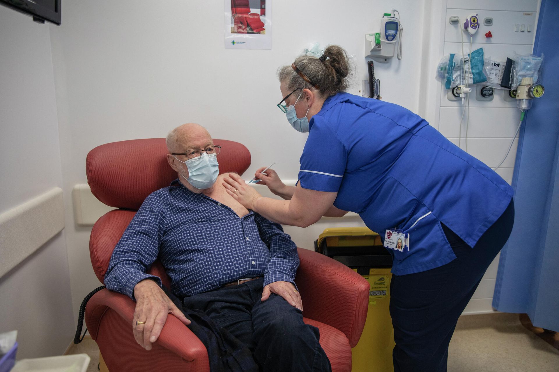 Nurse Naomi Walsh (R) administers the Pfizer-BioNTech Covid-19 vaccine to Roger Shaw, 87, at the Royal Free hospital in London on December 8, 2020 at the start of the UK's biggest ever vaccination programme - Sputnik International, 1920, 21.11.2021