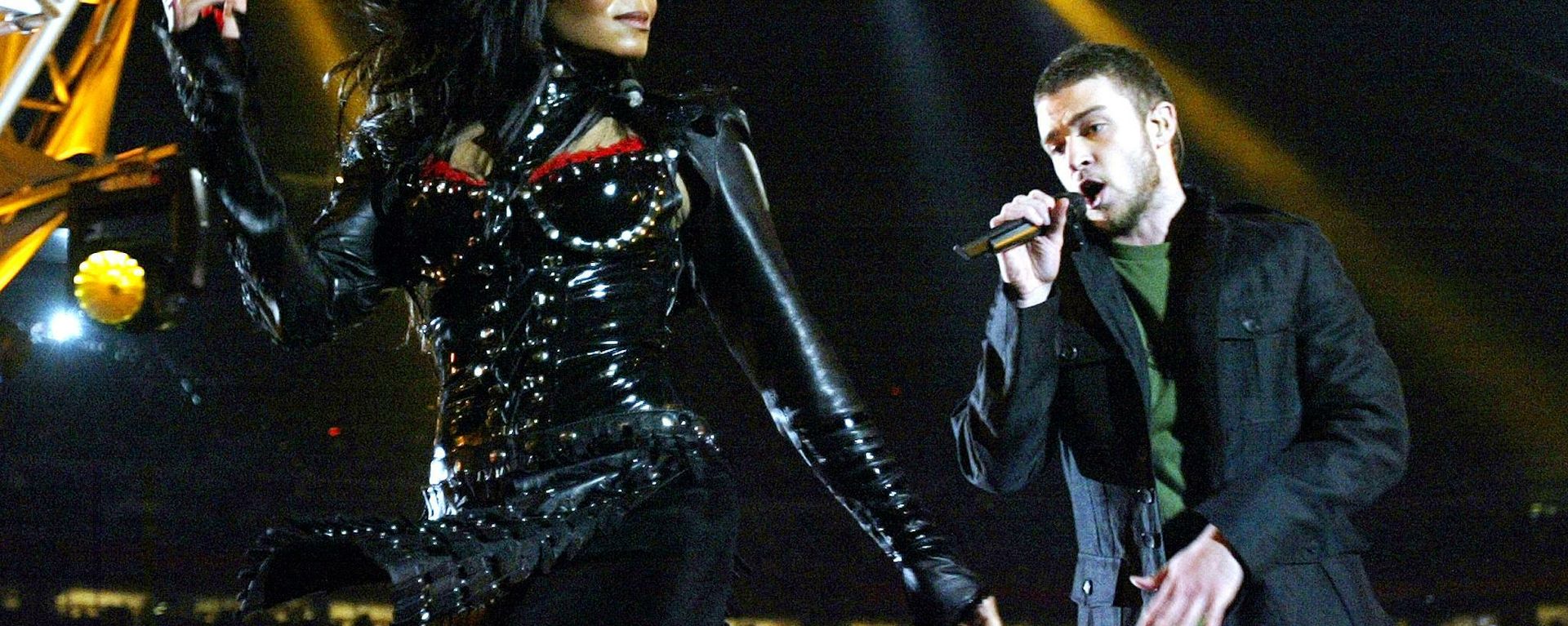 Janet Jackson and Justin Timberlake perform at half-time at Super Bowl XXXVIII at Reliant Stadium, 01 February 2004 in Houston, TX Janet Jackson and Justin Timberlake perform at half-time at Super Bowl XXXVIII at Reliant Stadium, 01 February 2004 in Houston, TX - Sputnik International, 1920, 21.11.2021
