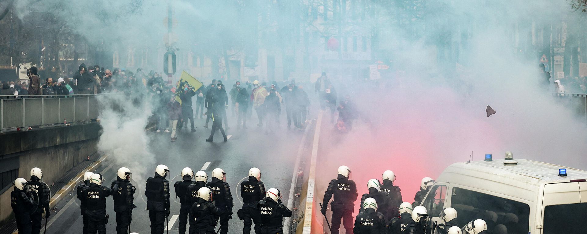 Protesters face riot police as they take part in a demonstration against Covid-19 measures, including the country's health pass, in Brussels on November 21, 2021. (Photo by Kenzo Tribouillard / AFP) Protesters face riot police as they take part in a demonstration against Covid-19 measures, including the country's health pass, in Brussels on November 21, 2021. (Photo by Kenzo Tribouillard / AFP) - Sputnik International, 1920, 21.11.2021