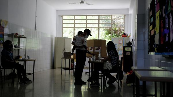 Venezuela's opposition leader Henrique Capriles votes in the election for state governors and local mayors, in Caracas, Venezuela November 21 - Sputnik International