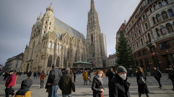 People walk by the St. Stephen's Cathedral in Vienna, Austria, Sunday, Nov. 21, 2021 - Sputnik International