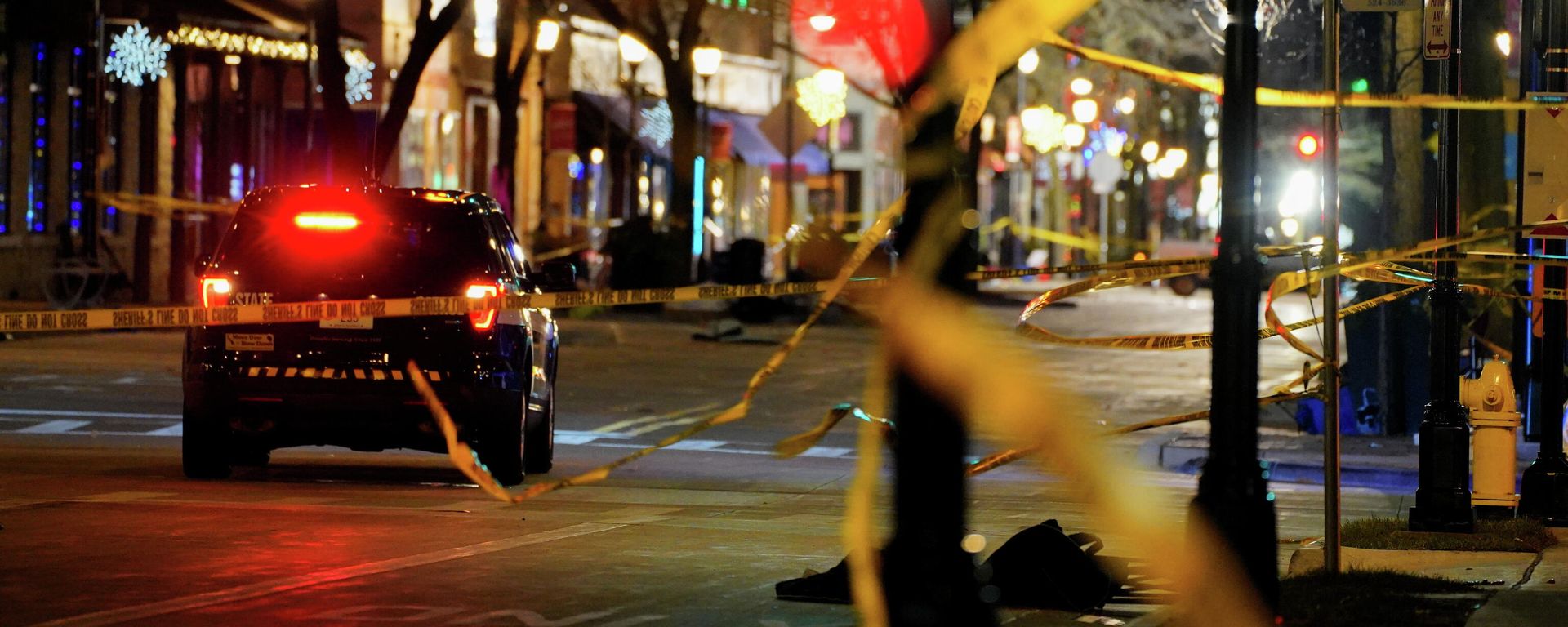 Main Street in downtown Waukesha is seen blocked off with crime scene tape after a car plowed through a holiday parade in Waukesha, Wisconsin, U.S., November 22, 2021 Main Street in downtown Waukesha is seen blocked off with crime scene tape after a car plowed through a holiday parade in Waukesha, Wisconsin, U.S., November 22, 2021 - Sputnik International, 1920, 22.11.2021