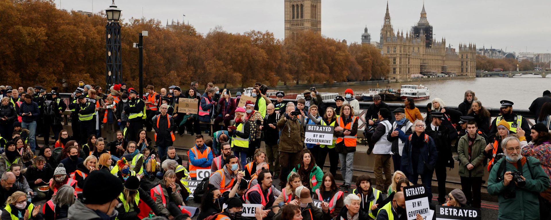Climate change activists block traffic during a protest action in solidarity with activists from the Insulate Britain group who received prison terms for blocking roads, on Lambeth Bridge in central London on November 20, 2021.  - Sputnik International, 1920, 29.12.2021