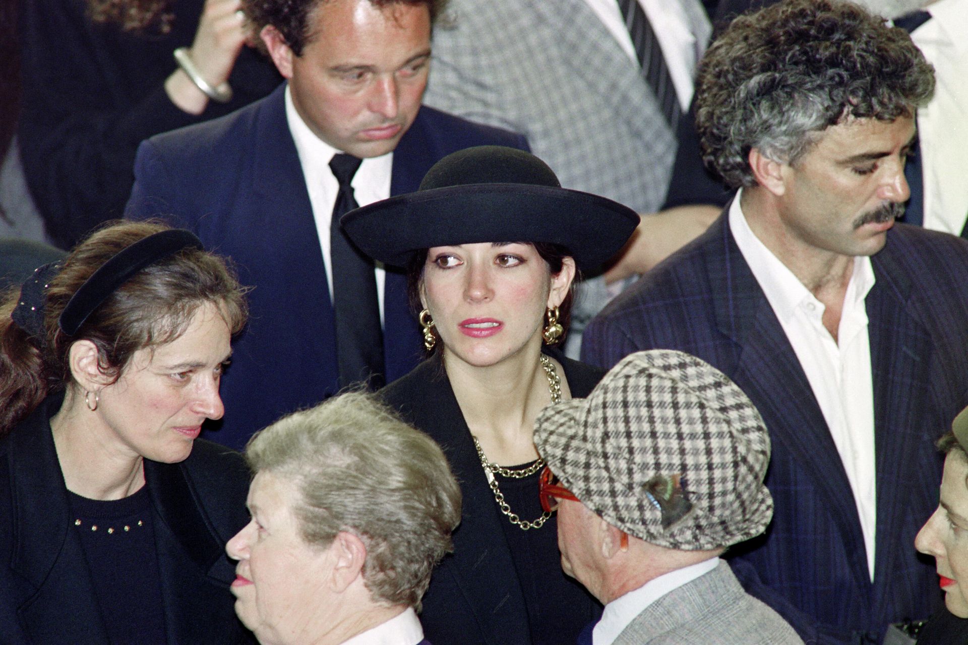 British press magnate Robert Maxwell's daughter Ghislaine (C) attends the funeral service for her father on the Mount of Olives on 10 November 1991. British press magnate Robert Maxwell's daughter Ghislaine (C) attends the funeral service for her father on the Mount of Olives on 10 November 1991. - Sputnik International, 1920, 30.11.2021