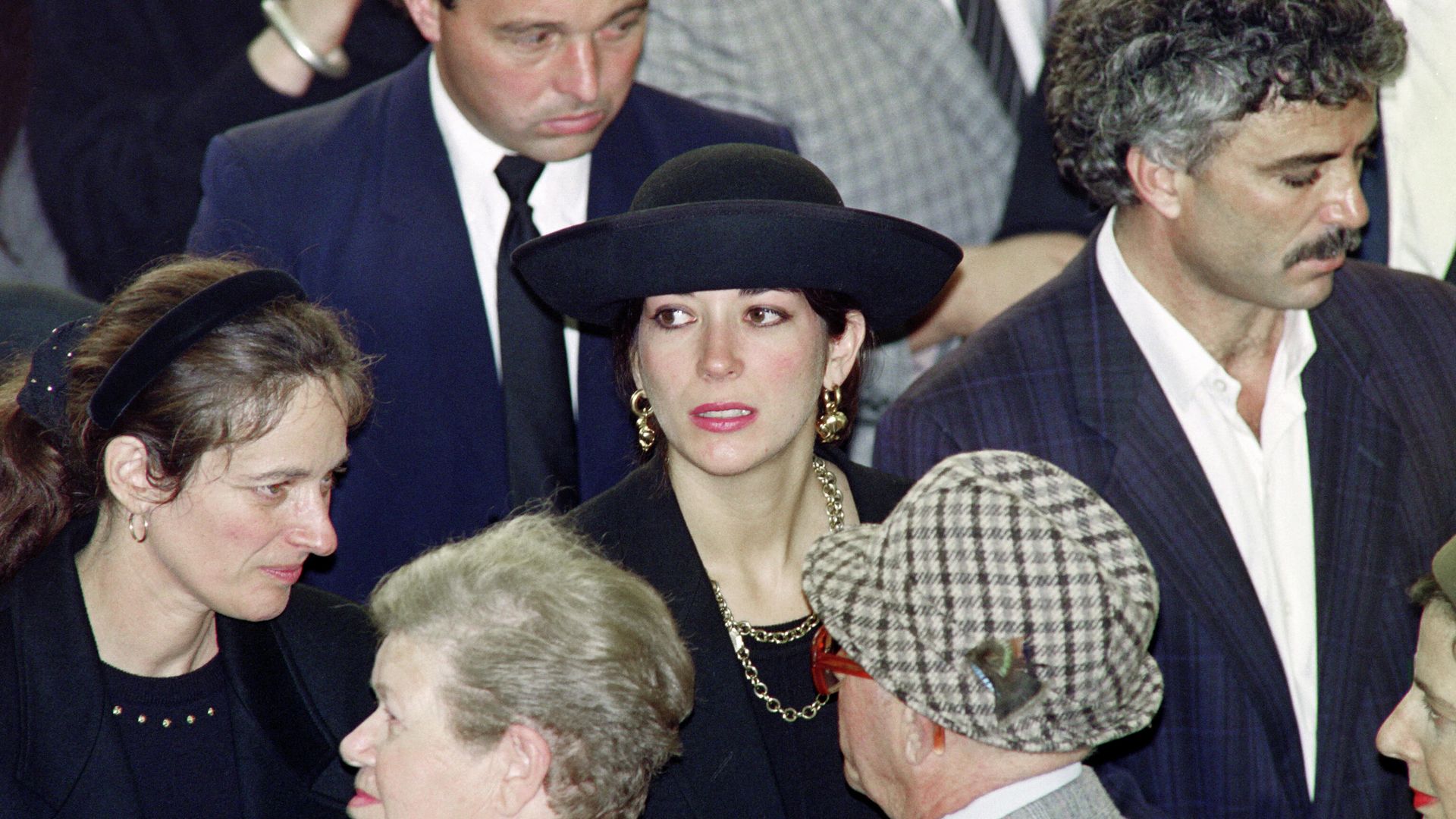 British press magnate Robert Maxwell's daughter Ghislaine (C) attends the funeral service for her father on the Mount of Olives on 10 November 1991. British press magnate Robert Maxwell's daughter Ghislaine (C) attends the funeral service for her father on the Mount of Olives on 10 November 1991. - Sputnik International, 1920, 22.11.2021