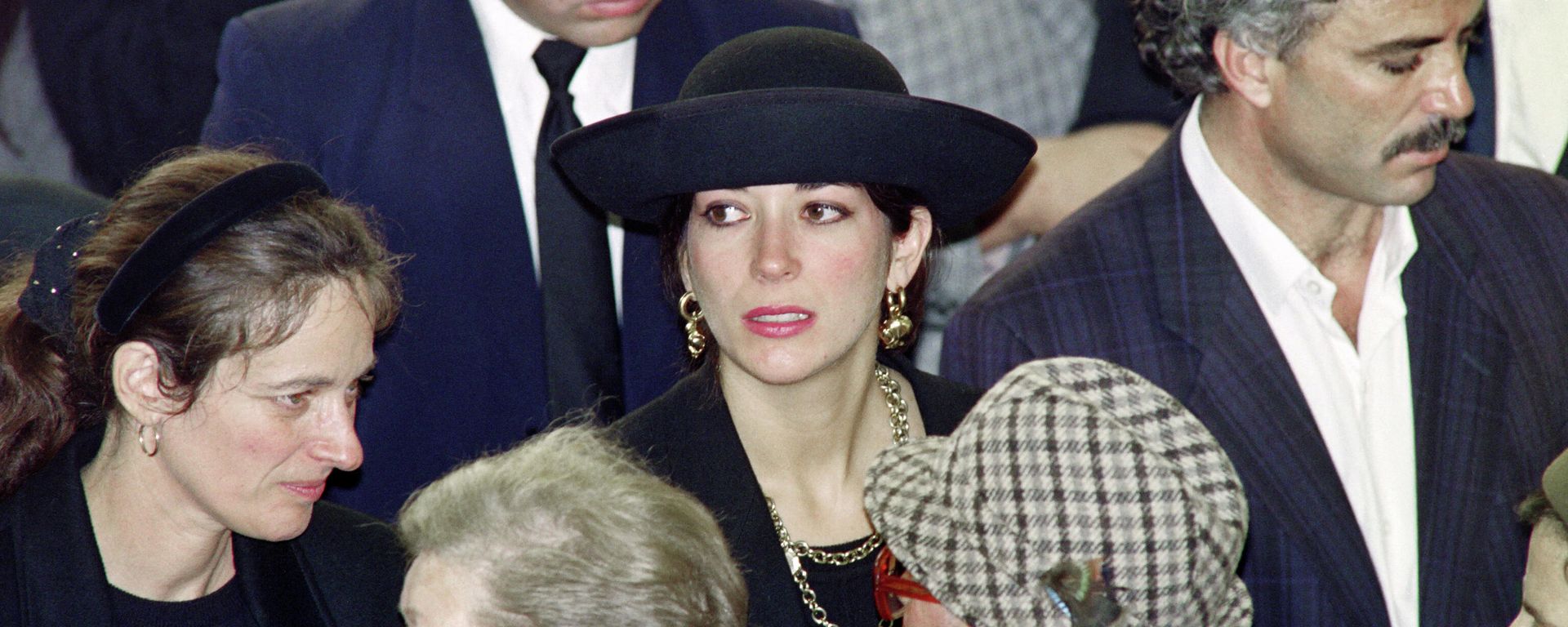 British press magnate Robert Maxwell's daughter Ghislaine (C) attends the funeral service for her father on the Mount of Olives on 10 November 1991. British press magnate Robert Maxwell's daughter Ghislaine (C) attends the funeral service for her father on the Mount of Olives on 10 November 1991. - Sputnik International, 1920, 22.11.2021