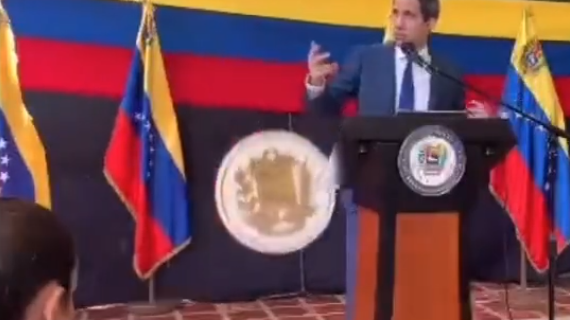 Screenshot captures moment in which a set prop falls to the ground as Venezuelan opposition figure Juan Guaido gives a press conference after the results of the weekend regional elections. Screenshot captures moment in which a set prop falls to the ground as Venezuelan opposition figure Juan Guaido gives a press conference after the results of the weekend regional elections. - Sputnik International, 1920, 23.11.2021